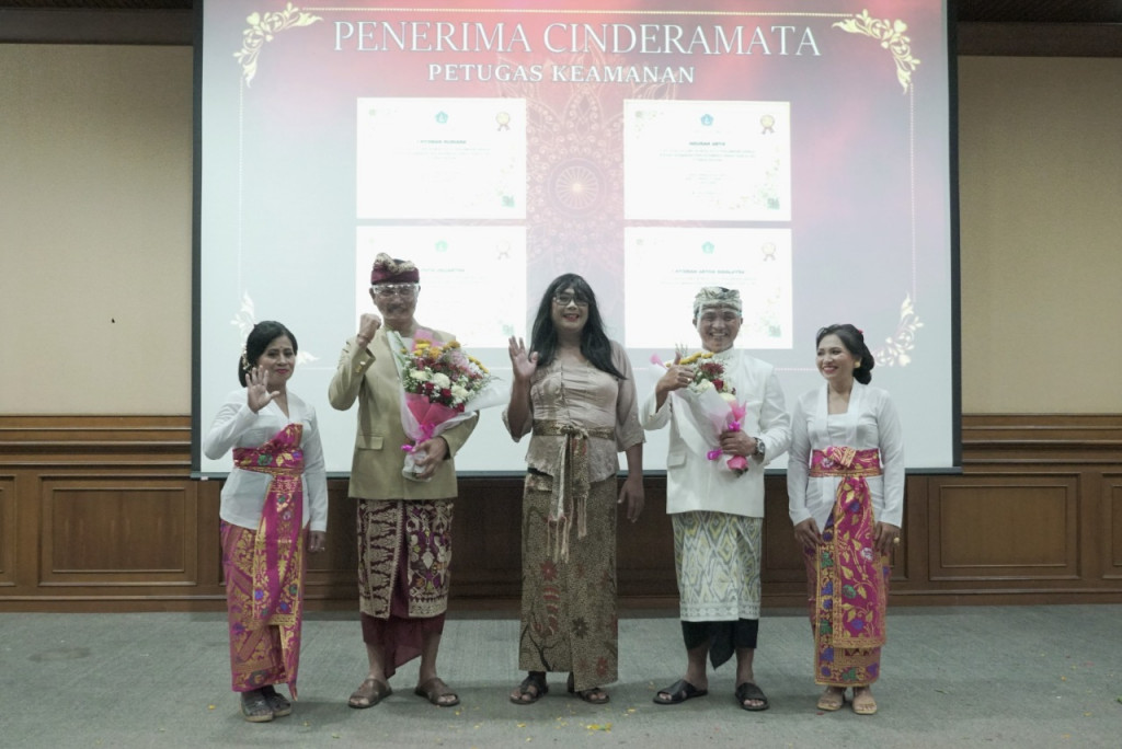 Pemberian Penghargaan Gebyar Kreatifitas dan Prestasi DP2KBP3A Badung